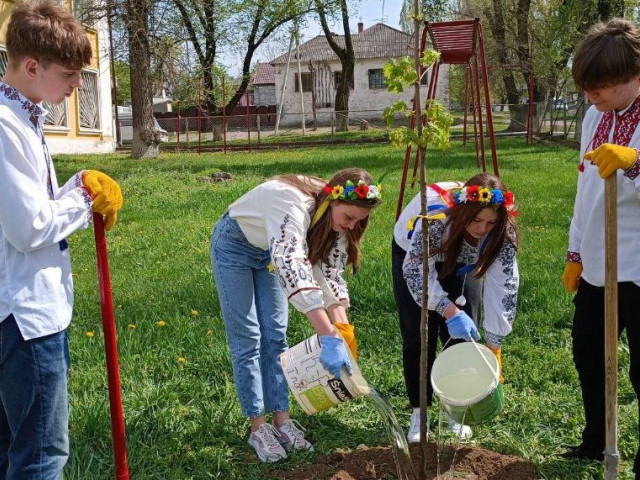 Сажали деревья, кусты и цветы: школьники из Криворожья присоединились ко Дню окружающей среды