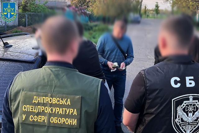 Переправляли военнообязанных за границу: на Днепропетровщине задержали отца и сына