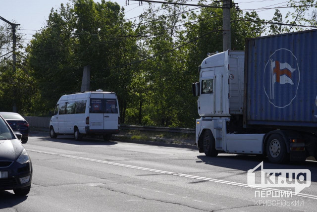 В Кривом Роге столкнулись фура с маршруткой