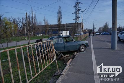Влетел в забор: в Кривом Роге возле остановки Мудреная произошло ДТП