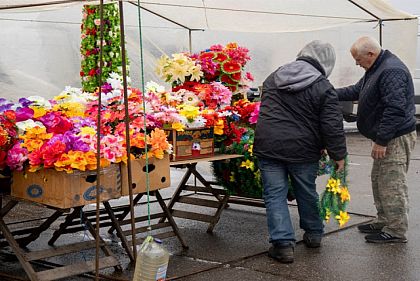 Криворожан призывают отказаться от искусственных цветов в поминальные дни