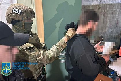 Вымогали у ІТ-шника несуществующий долг в сумме 8 тысяч долларов: в Днепре разоблачили двух человек