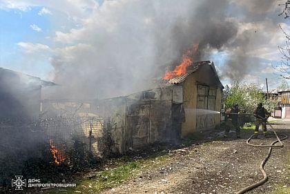 Российские солдаты обстреляли жилой дом в Никополе: есть раненые
