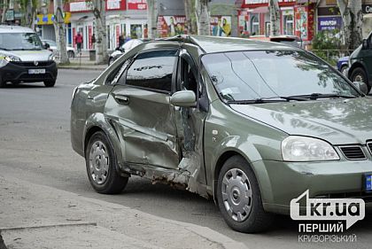На проспекте Металлургов Кривого Рога столкнулись 2 легковушки