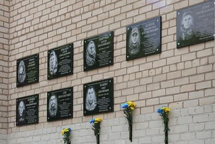 На фасаді криворізької гімназії відкрили 8 меморіальних дошок загиблим Героям