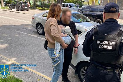 Хотела продать 2-летнего сына за миллион гривен и открыть бизнес: в Днепре задержали женщину