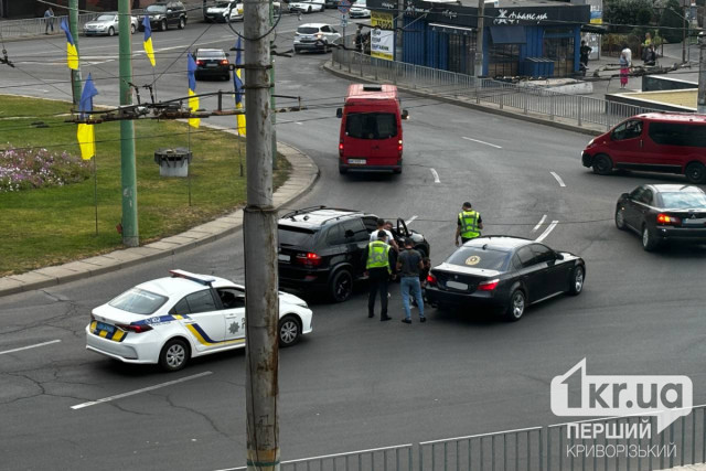 На кольце 95 квартала в Кривом Роге столкнулись 2 автомобиля BMW