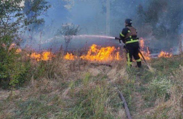 На Нікопольщині через ворожий артобстріл загорівся сухостій