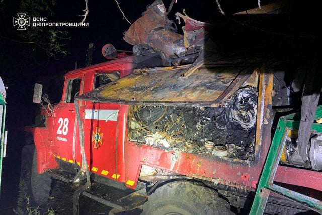 Спасатели Днепропетровщины попали под вражеский обстрел во время тушения пожара