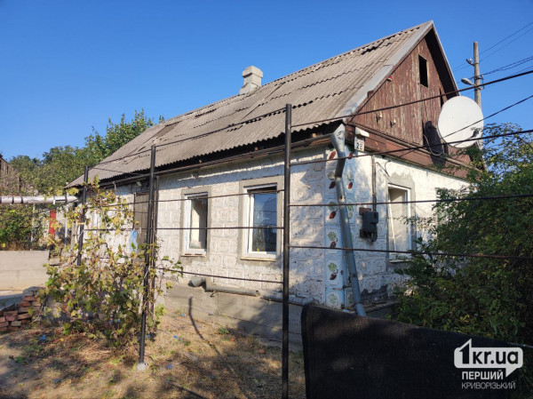 Пошкоджений будинок унаслідок обстрілу Кривого Рогу