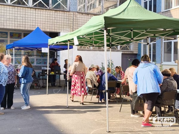 Люди пишут заявления на получение стройматериалов