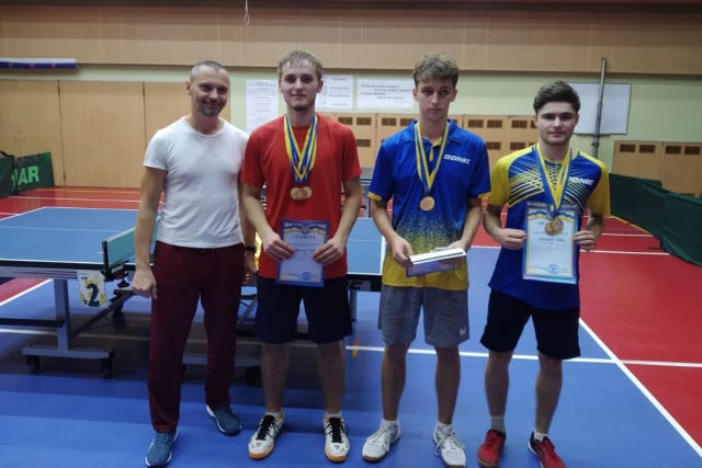 Юні криворізькі тенісисти здобули призові місця на обласному чемпіонаті