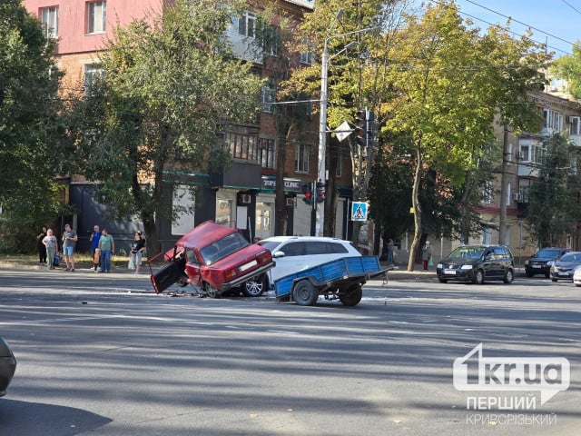 Видео первых секунд ДТП в Кривом Роге - прохожие достают водителей из авто