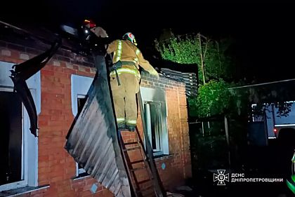 Спасатели достали тело женщины: на Днепропетровщине горел дом
