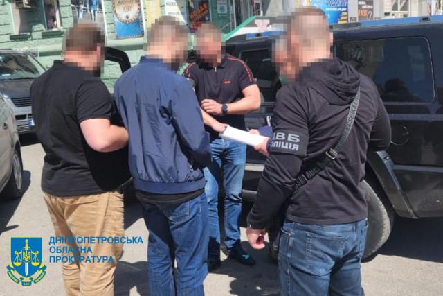 Ежемесячная взятка в 600 долларов: на Днепропетровщине задержали правоохранителя