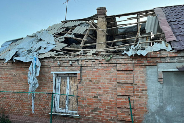 Пошкодили приватний будинок: окупанти обстріляли Нікополь дронами та «градами»