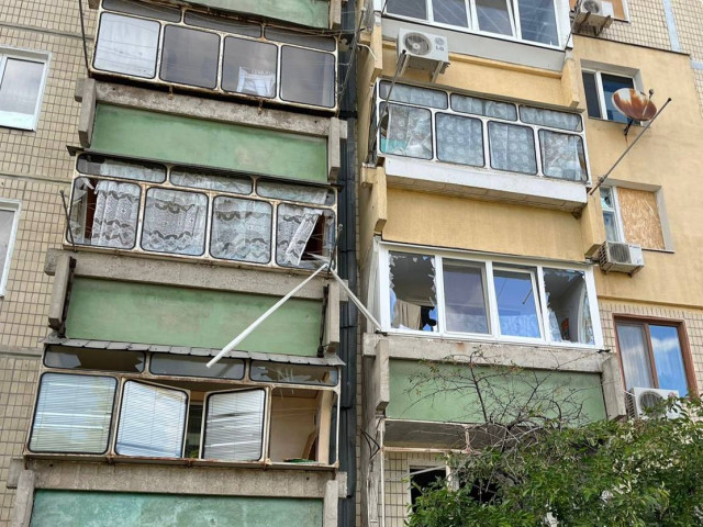 Поврежденная многоэтажка: оккупанты атаковали Никопольщину
