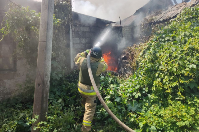 Повредили пожарную часть и общежитие: оккупанты атаковали Никопольский и Днепровский районы