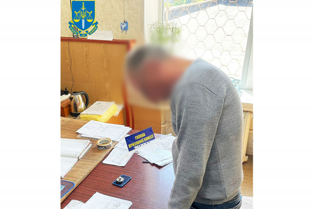 Хабарі у сумі 3 500 доларів: на Дніпропетровщині затримали голову військово-лікарської комісії ТЦК