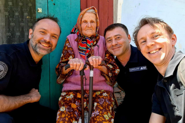 «Укрзалізниця» отметила 98-летнюю женщину, которая пешком вышла из ВОТ Очеретино
