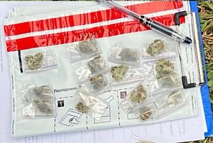 15 слип-пакетов с наркотиками: патрульные Кривого Рога обнаружили наркосбытчиков