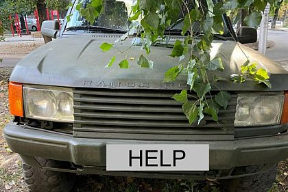 Криворожский военный собирает на ремонт фронтового авто