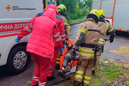 Упал с крутого склона: криворожские спасатели оказали помощь мужчине