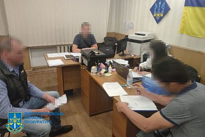 Хабар за користування спецтехнікою: на Дніпропетровщині затримали посадовця з офісу водних ресурсів