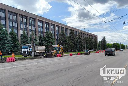 У Кривому Розі триває ремонт дороги біля Міськвиконкому
