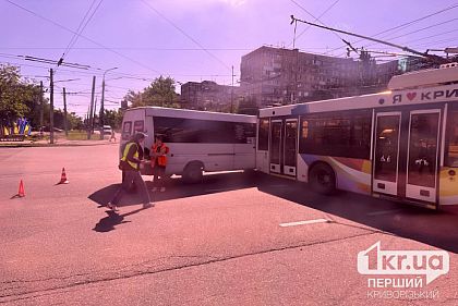 В Кривом Роге столкнулись маршрутка и троллейбус