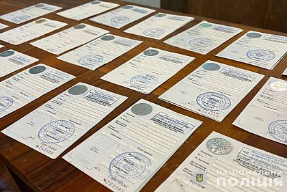 Житель Днепропетровщины организовал преступную группировку, которая подделывала документы
