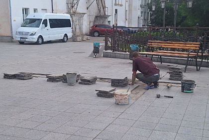 В Кривом Роге идет замена тротуарной плитки возле театра имени Шевченка