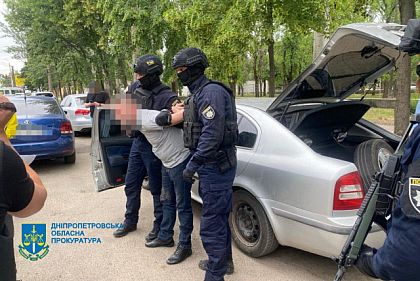 Требовали у предпринимателя 3 000 долларов несуществующего долга: в Кривом Роге задержали подозреваемых