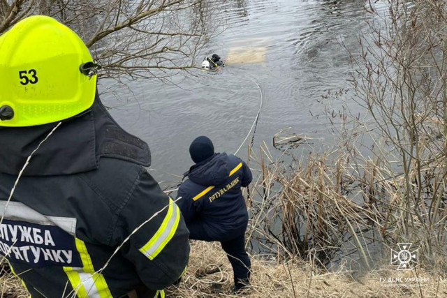 В Днепропетровской области чрезвычайники достали из воды автомобиль