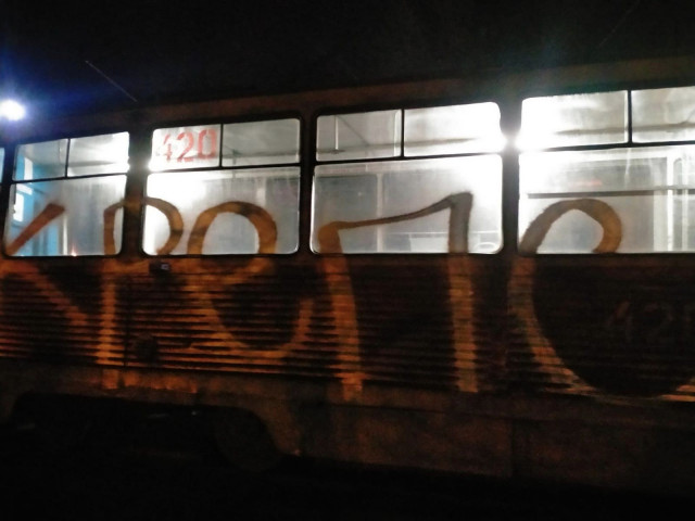 В Кривом Роге вандалы разрисовали вагоны скоростного трамвая