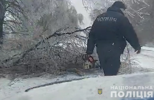 Заложники непогоды: на автодорогах Днепропетровщины полиция оказывает помощь водителям