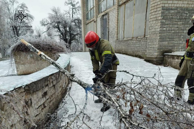Рятувальники продовжують ліквідовувати наслідки негоди на Дніпропетровщині