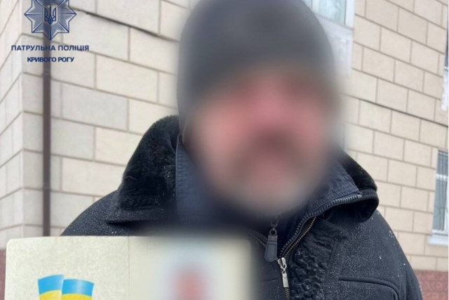 Криворізькі патрульні виявили у чоловіка паспорт громадянина України з ознаками підробки