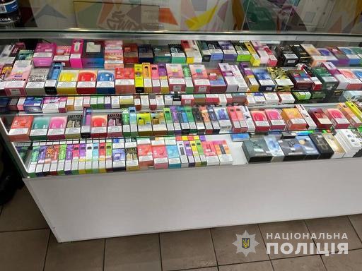 На Дніпропетровщині з магазину вилучили сотні незаконних електронних цигарок