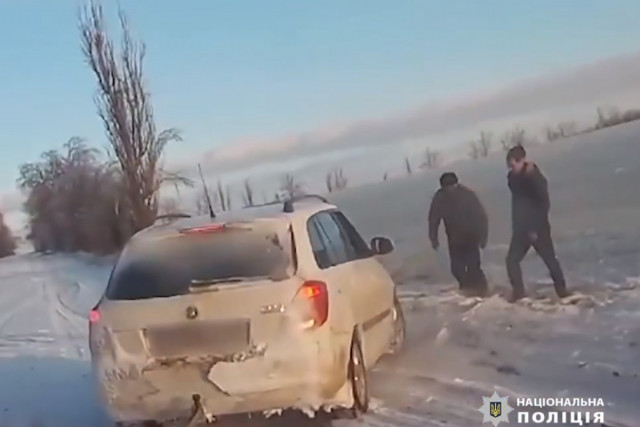 Никопольские патрульные помогли водителю, чье авто вылетело в кювет