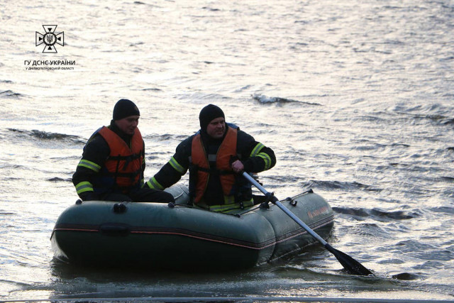 На Дніпропетровщині рятувальники дістали чоловіка, який провалився під кригу
