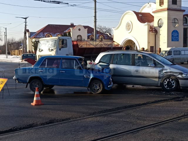 В Кривом Роге столкнулись автомобили: есть пострадавшие
