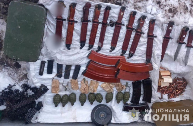 На Дніпропетровщині поліцейські виявили у чоловіка схрон з боєприпасами та зброєю