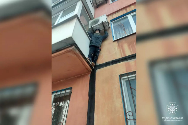 Криворізькі рятувальники зняли дитину з балкону