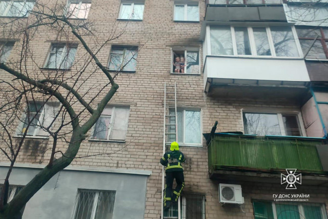 На Дніпропетровщині рятувальники зняли з підвіконня квартири двох дітей