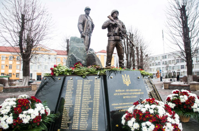 У Кривому Розі відкрили пам’ятник, присвячений загиблим воїнам-працівникам АрселорМіттал