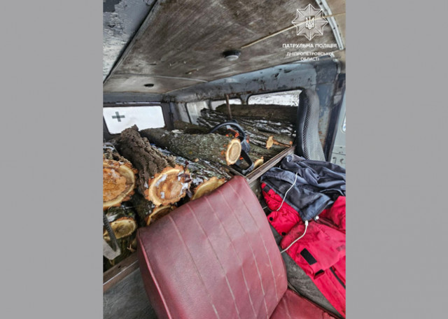 На Дніпропетровщині виявили УАЗ зі свіжоспиляною деревиною без документів