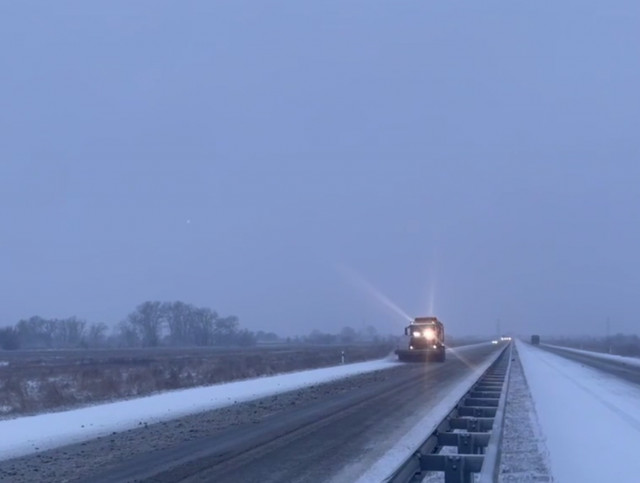 В Днепропетровской области снежит, на дорогах работает 100 единиц техники