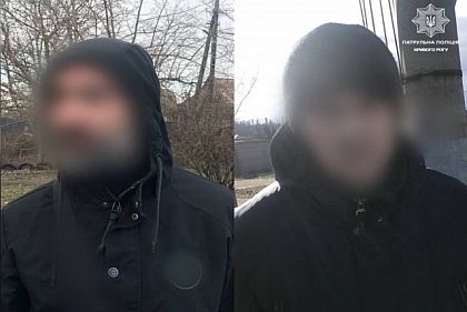 Криворожские полицейские обнаружили у мужчин предметы, похожие на патроны, пистолет и гранаты