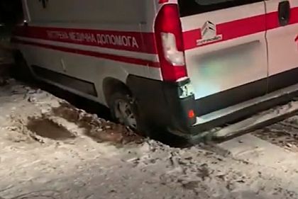 В Кривом Роге из-за непогоды две «скорые» увязли на обочине дороги